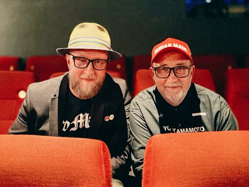 Mikkel Elbech og Jesper Bowman sidder i røde biografsæder i Øst for Paradis