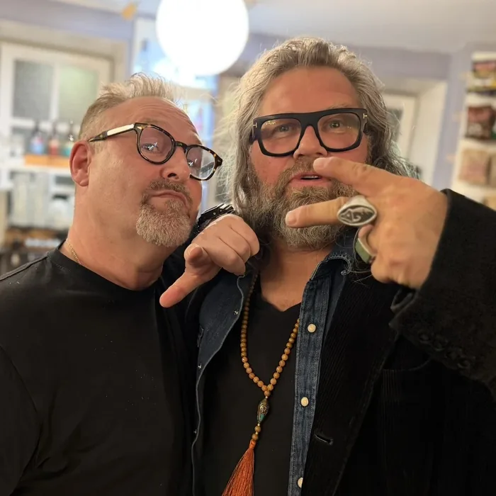 Nikolaj Peyk og Jakob Jørgensen står tæt sammen og gestikulerer mod kameraet